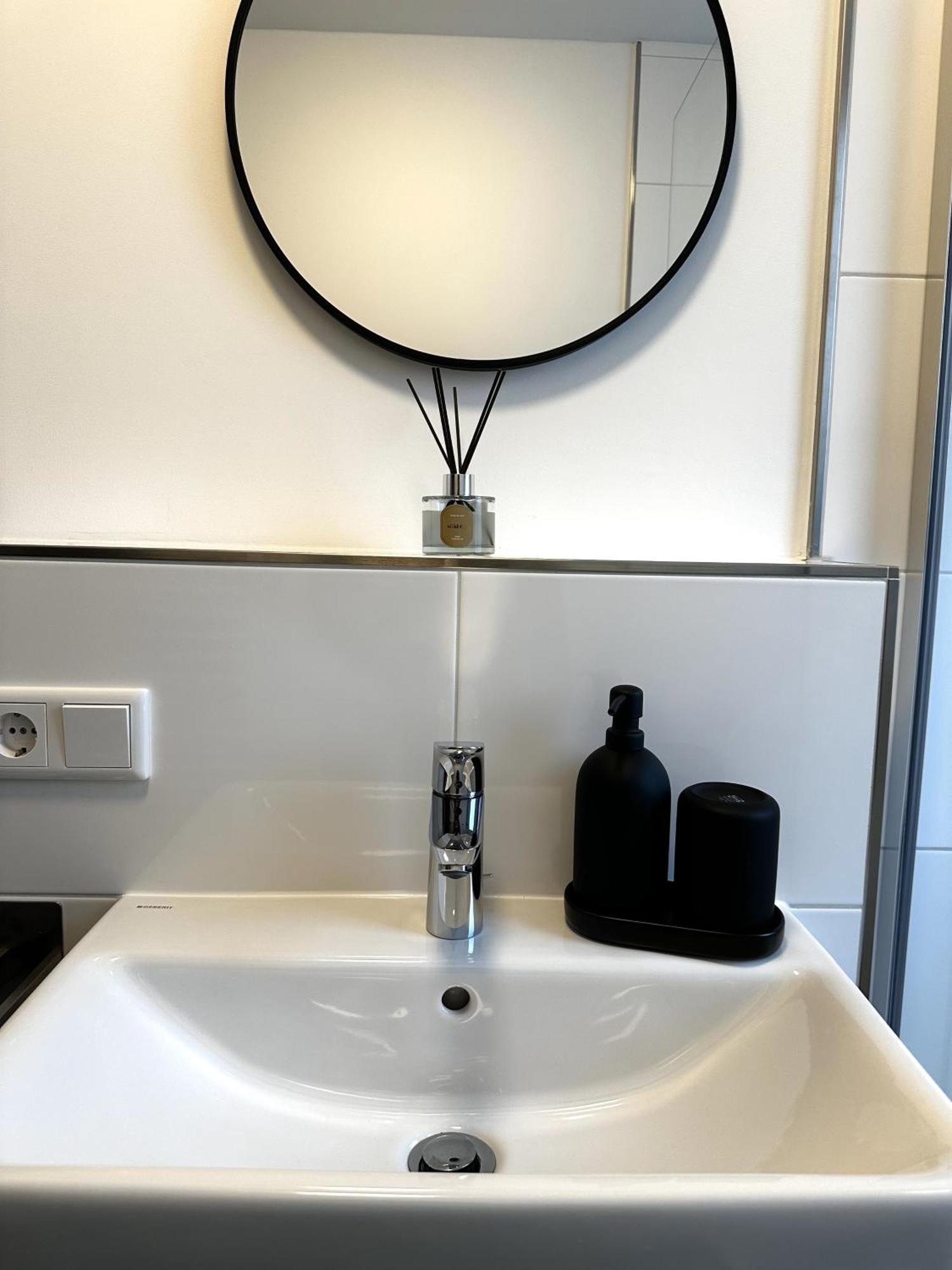 Rtr Essen - Fuer Bis Zu 8 Personen - Voll Ausgestattet - Zentral Limbecker Platz - Messe - Uniklinikum - Smart Tv - Modern Apartamento Exterior foto